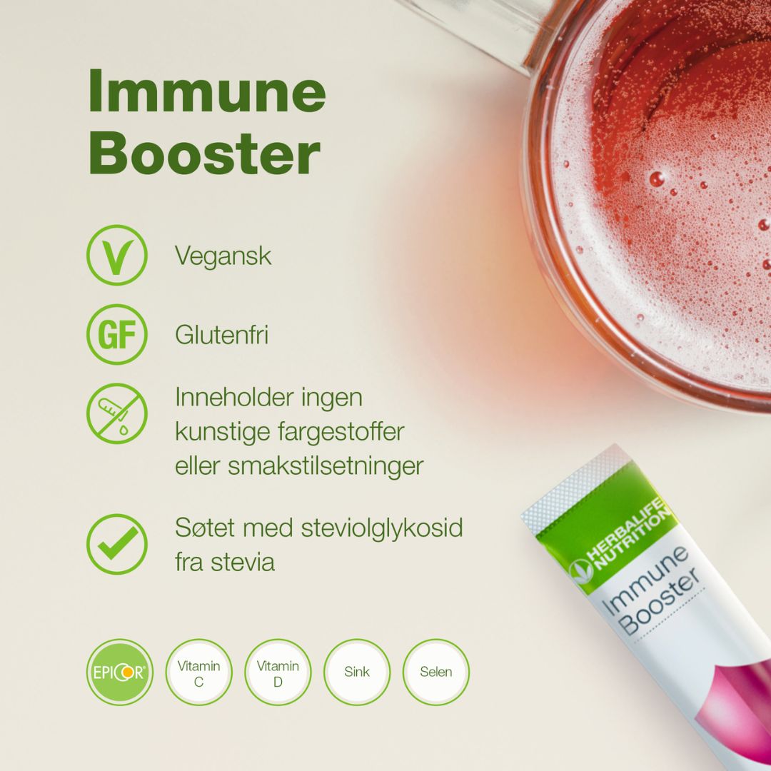 En porsjonspose og et glass drikkeklar Immune Booster og ikoner og tekst med fordelene til produktet; vegansk, glutenfri, inneholder ingen kunstige fargestoffereller smakstilsetninger, søtet med steviolglykosid fra stevia. Epicor, vitamin c, citamin d, sink og selen.