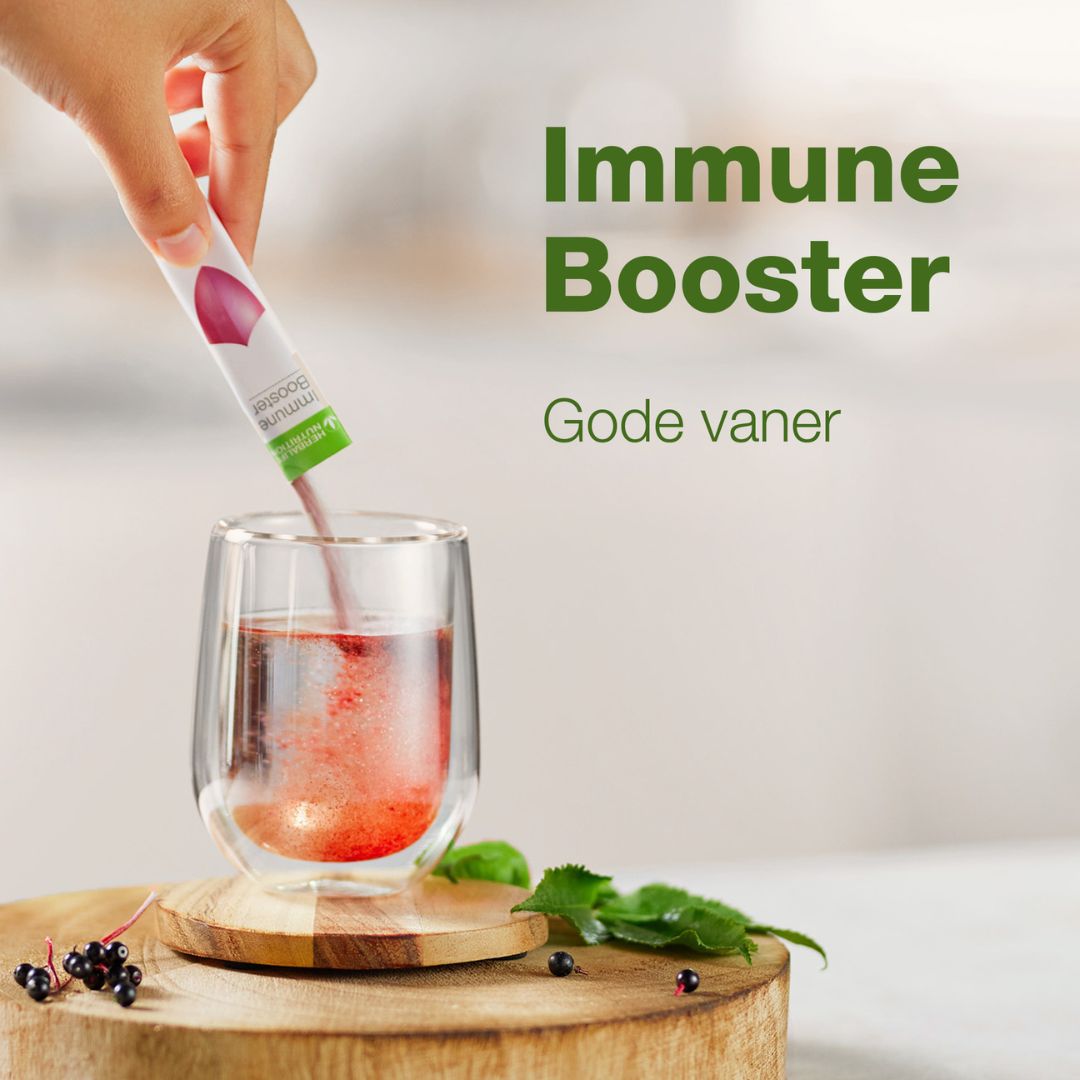 En person heller en porsjonspose Immune Booster i et glass vann og på bildet står det "Immune Booster. Gode vaner".