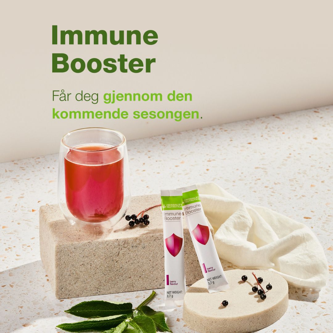 To løse porsjonsposer Immune Booster, et glass drikkeklar immune booster og teksten "Immune Booster. Får deg gjennom den kommende sesongen."