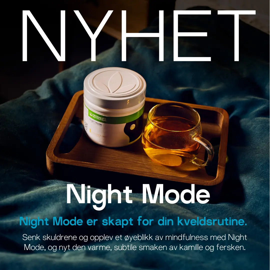 En boks Herbalife Night Mode kosttilskudd og en kopp night mode-te på et brett i ei seng. Teksten "Nyhet. Night Mode. Night Mode er skapt for din kveldsrutine. Senk skuldrene og opplev et øyeblikk av mindfulness med Night Mode, og nyt den varme, subtile smaken av kamille og fersken".