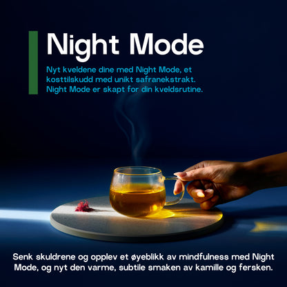 En hånd strekker seg etter en glasskopp med rykende varm te. Bildet har teksten "Night Mode. Nyt kveldene dine med Night Mode, et kosttilskudd med unikt safranekstrakt. Night Mode er skapt for din kveldsrutine. Senk skuldrene og opplev et øyeblikk av mindfulness med Night Mode, og nyt den varme, subtile smaken av kamille og fersken".