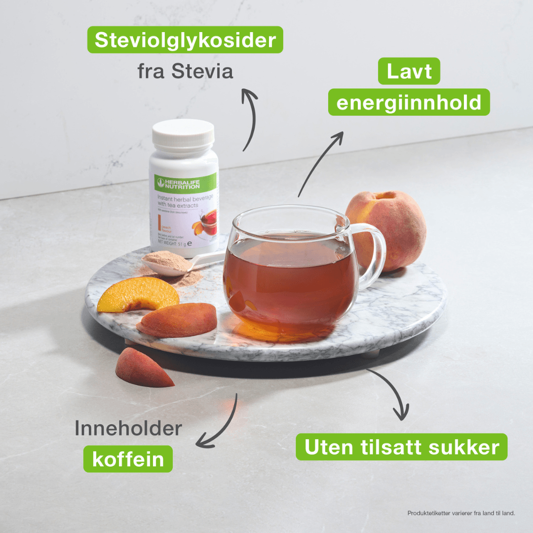 Et marmorfat med en kopp ferskente, en boks Herbalife Instant urtekonsentrat te peach flavor, en teskje instant te og oppskåret fersken. Bildet har tekstene «Steviolglykosider fra Stevia», «Lavt energiinnhold», «Inneholder koffein» og «Uten tilsatt sukker».