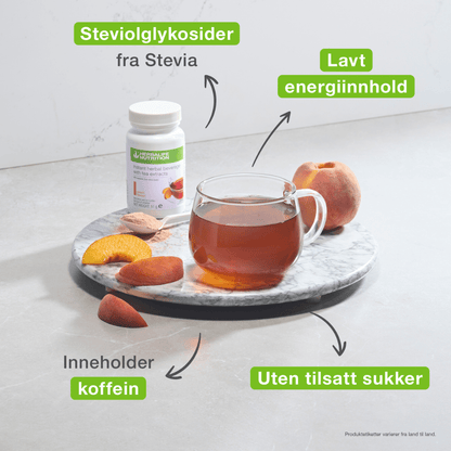 Et marmorfat med en kopp ferskente, en boks Herbalife Instant urtekonsentrat te peach flavor, en teskje instant te og oppskåret fersken. Bildet har tekstene «Steviolglykosider fra Stevia», «Lavt energiinnhold», «Inneholder koffein» og «Uten tilsatt sukker».