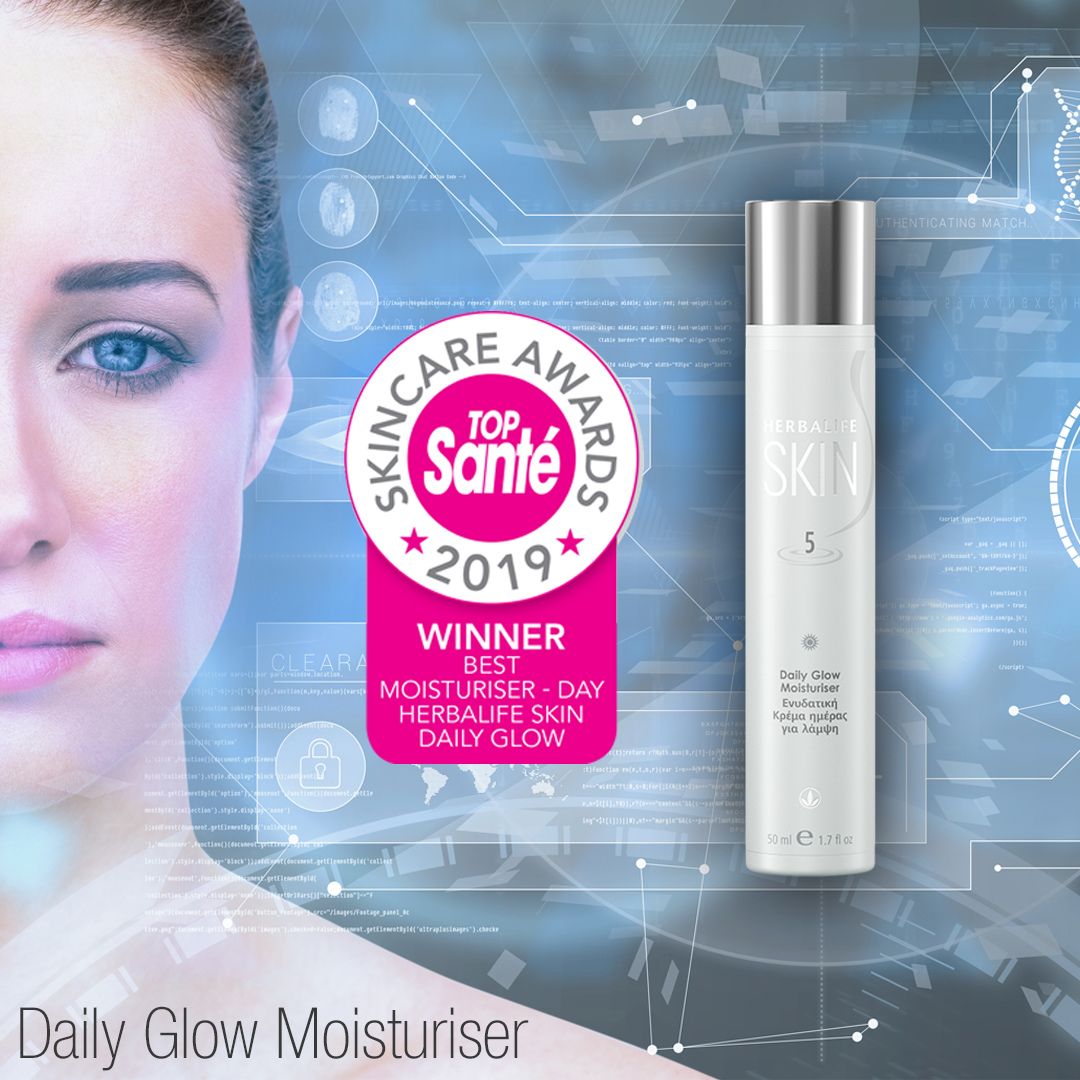 En tube Herbalife SKIN Daily Glow Moisturiser dagkrem, et kvinneansikt og merket for vinner av beste dagkrem i Top Santé Skin Care Awards 2019. 