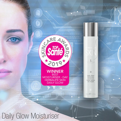 En tube Herbalife SKIN Daily Glow Moisturiser dagkrem, et kvinneansikt og merket for vinner av beste dagkrem i Top Santé Skin Care Awards 2019. 