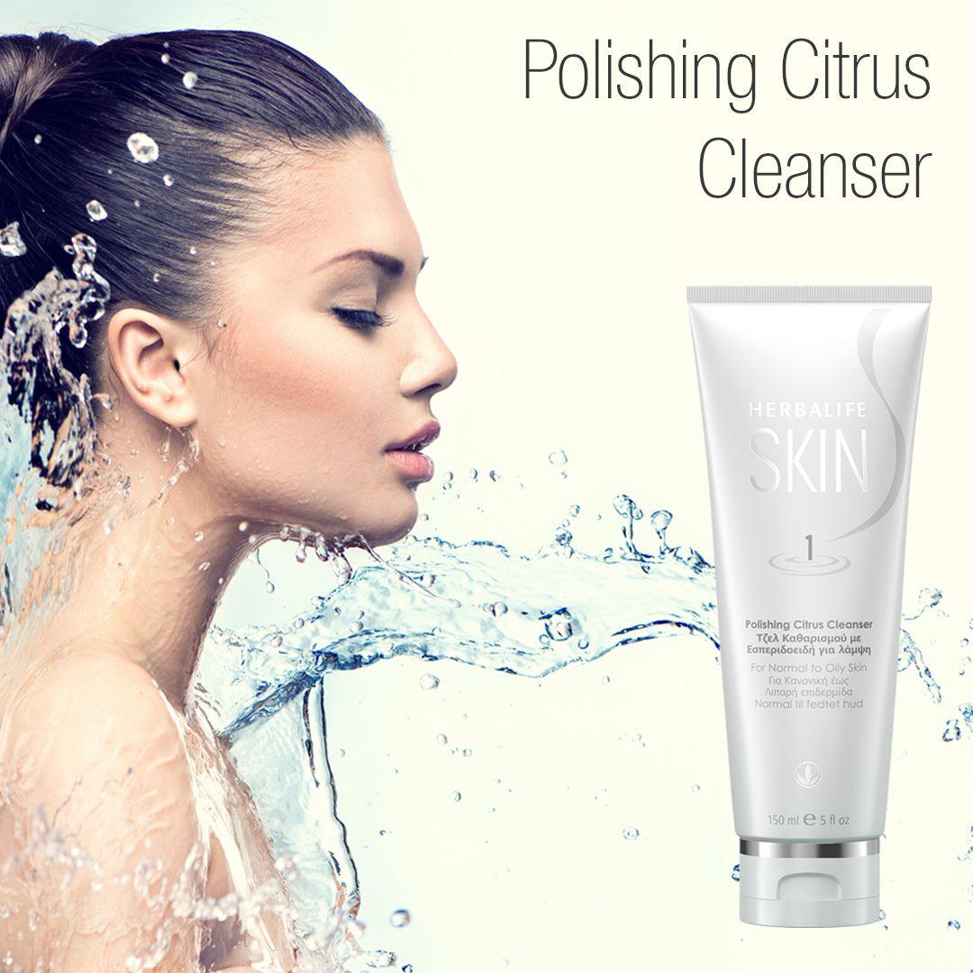 En tube Herbalife SKIN Citrus Cleanser ansiktsrens og en kvinne vi ser overkroppen av med vannsprut rundt seg.