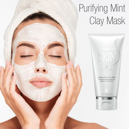 En tube Herbalife SKIN Purifying Mint Clay Mask grønn ansiktsmaske og en kvinne med håndkle rundt håret og ansiktsmaske i ansiktet. 