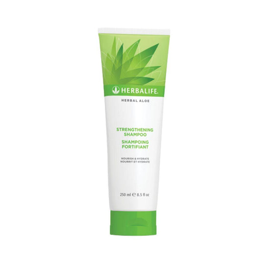 Tube med Herbalife Herbal Aloe Strengthening Shampoo mot hvit bakgrunn. Tekst på sjampoflaska: Nourish & Hydrate, 250 ml.