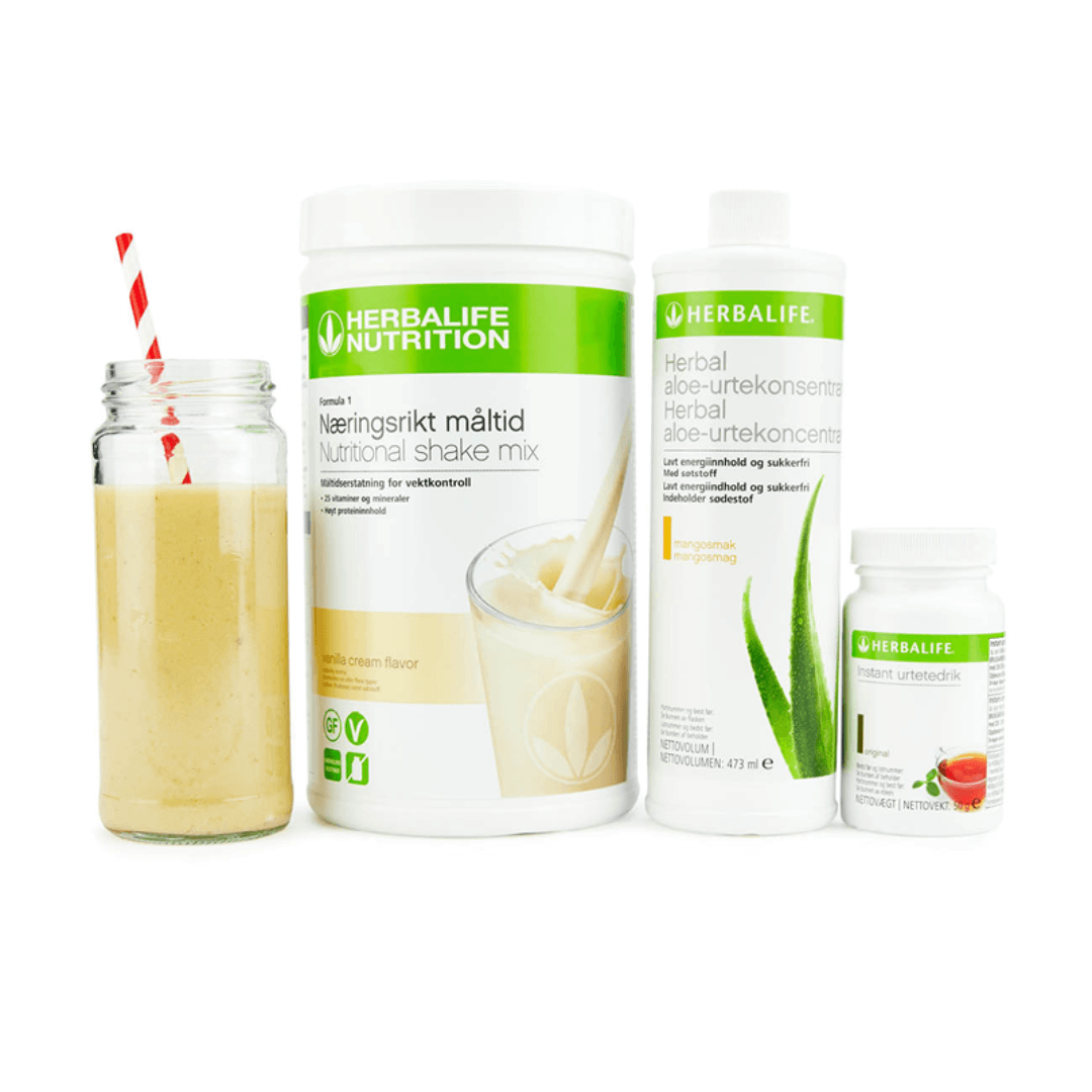 Bildet viser Herbalife-produktene som Frokostpakke basic består av; Herbalife-shake med vaniljesmak, Herbal Aloe aloevera-juice med mangosmak og Instant urtete med original-smak samt en vaniljeshake i et glass med sugerør. 