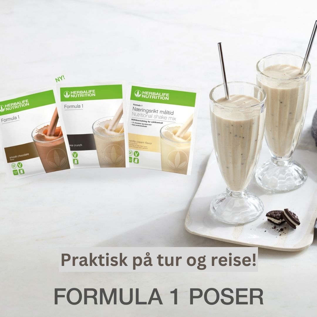 Herbalife shakemix porsjonsposer og teksten «Praktisk på tur og reise! Formula 1 poser». Tre porsjonsposer med smakene sjokolade, cookie chrunch og vanilje. To milkshakeglass med cookie chrunch-shake og en Origo-kjeks. 