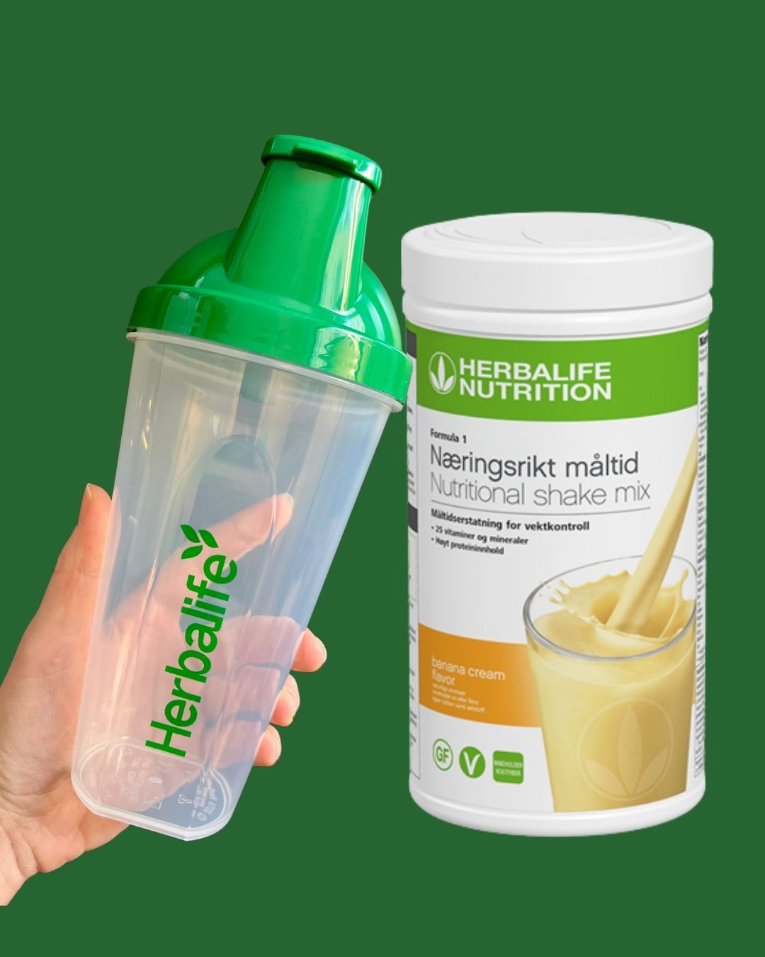 Banan Herbalife shake-boks og shakerflaske i hånden på grønn bakgrunn, Frokostshake.no. 