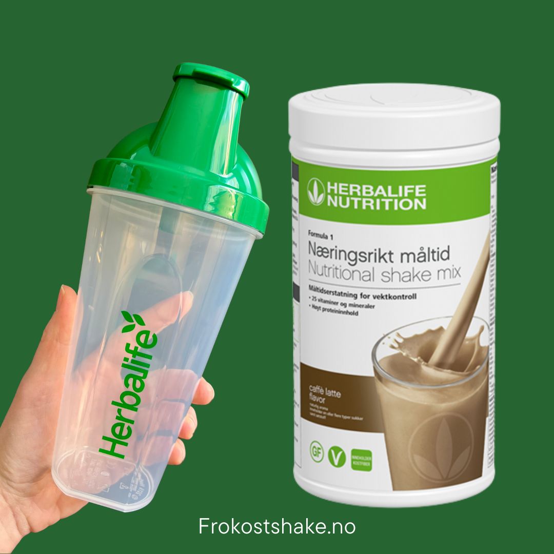 Caffe latte Herbalife shake-boks og shakerflaske i hånden på grønn bakgrunn, Frokostshake.no. 