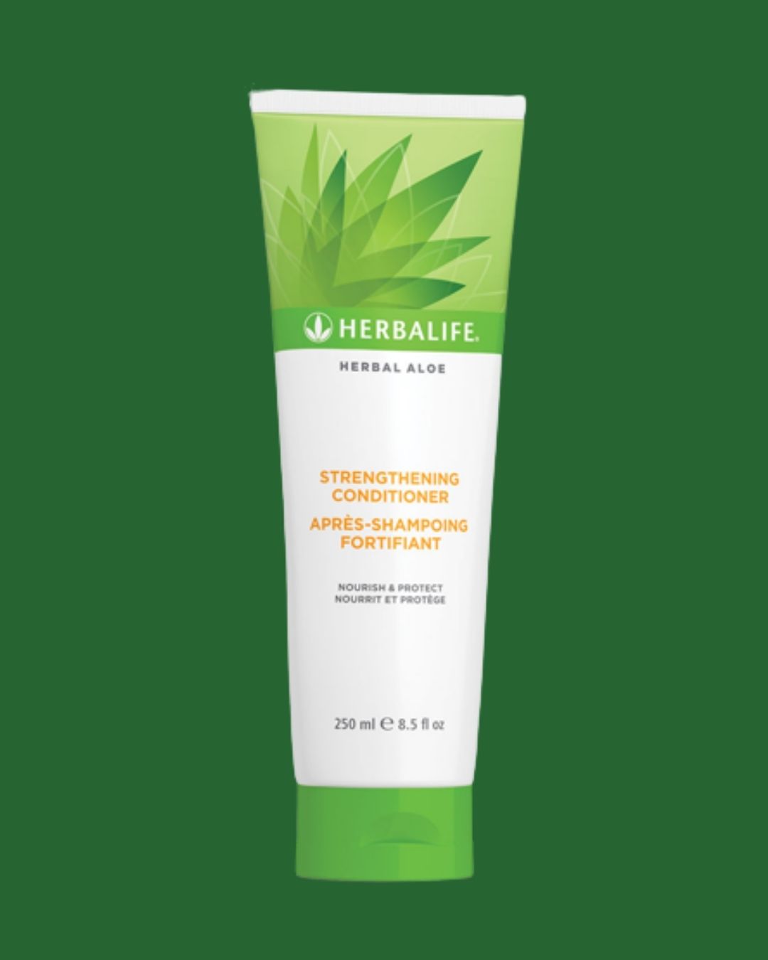 Herbalife Herbal Aloe Strengthening Conditioner balsam på grønn bakgrunn.