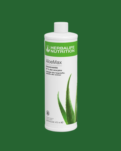 Ei flaske Herbalife Herbal Aloe AloeMax urtekonsentrat, merket 97% aloevera-juice på grønn bakgrunn.