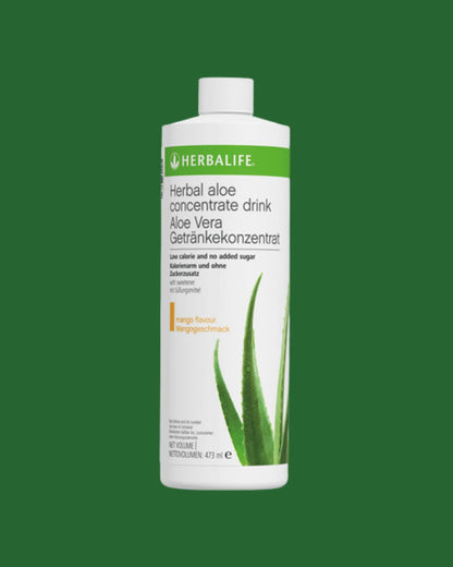 En flaske Herbalife Herbal Aloe vera urtekonsentrat aloeverajuice med mango-smak på grønn bakgrunn.