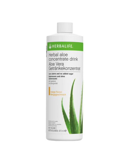En flaske Herbalife Herbal Aloe vera urtekonsentrat aloeverajuice med mango-smak på hvit bakgrunn.