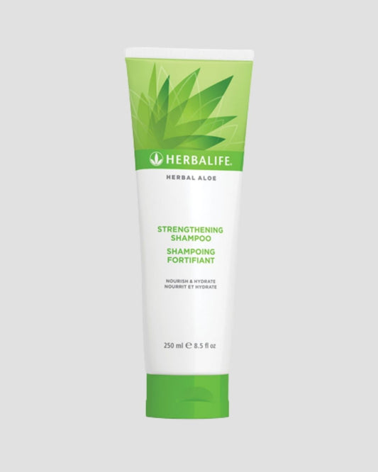 Tube med Herbalife Herbal Aloe Strengthening Shampoo mot grå bakgrunn. Tekst på sjampoflaska: Nourish & Hydrate, 250 ml.