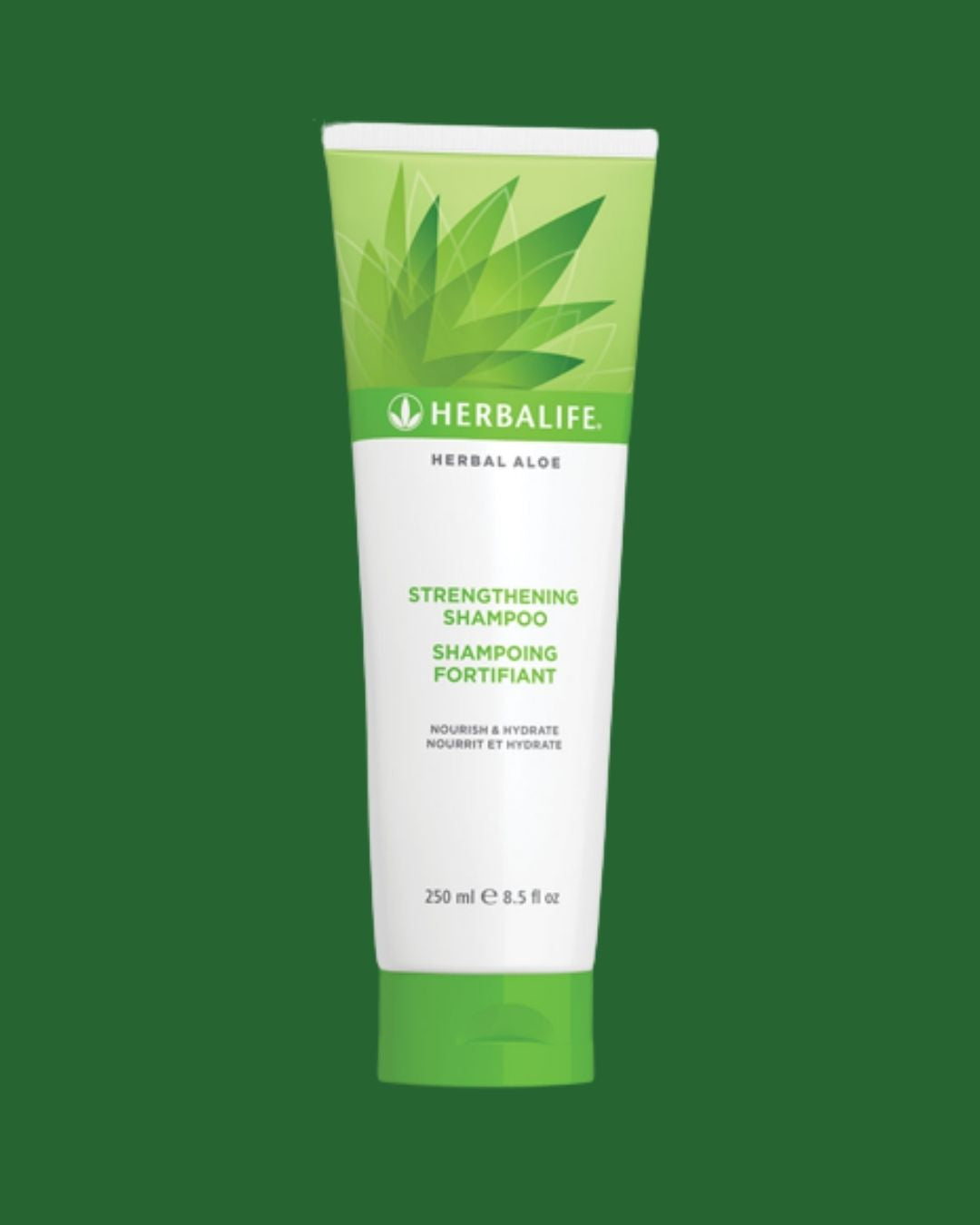Tube med Herbalife Herbal Aloe Strengthening Shampoo mot grønn bakgrunn. Tekst på sjampoflaska: Nourish & Hydrate, 250 ml.