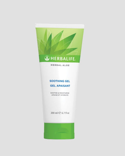 En tube Herbalife aloe vera gel på grå bakgrunn.
