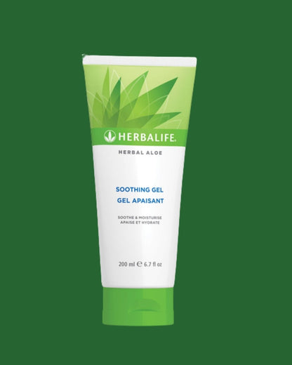En tube Herbalife aloe vera gel på grønn bakgrunn.