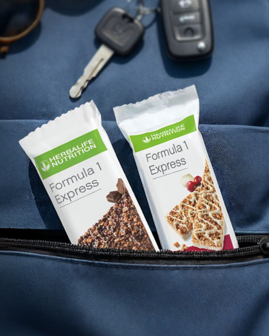 To Herbalife expressbarer stikker opp av ei lomme i en sekk. 