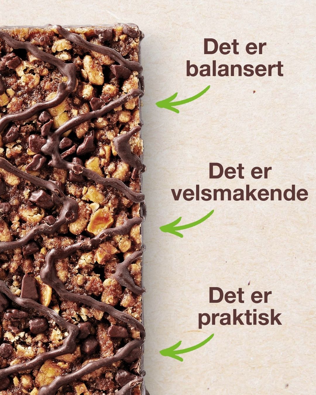 En uinnpakket Herbalife Formula 1 Expressbar mørk sjokolade ligger på et bord. På bildet står tekstene “Det er balanser”, “Det er velsmakende” og “Det er praktisk” med piler som peker mot mellombaren.
