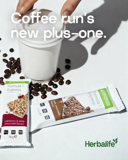 Poster med teksten Coffee run's new plus-one og bilde av en hvit kaffekopp og to Herbalife express måltidsbarer og noen kaffebønner på et bord. Herbalife-logo.