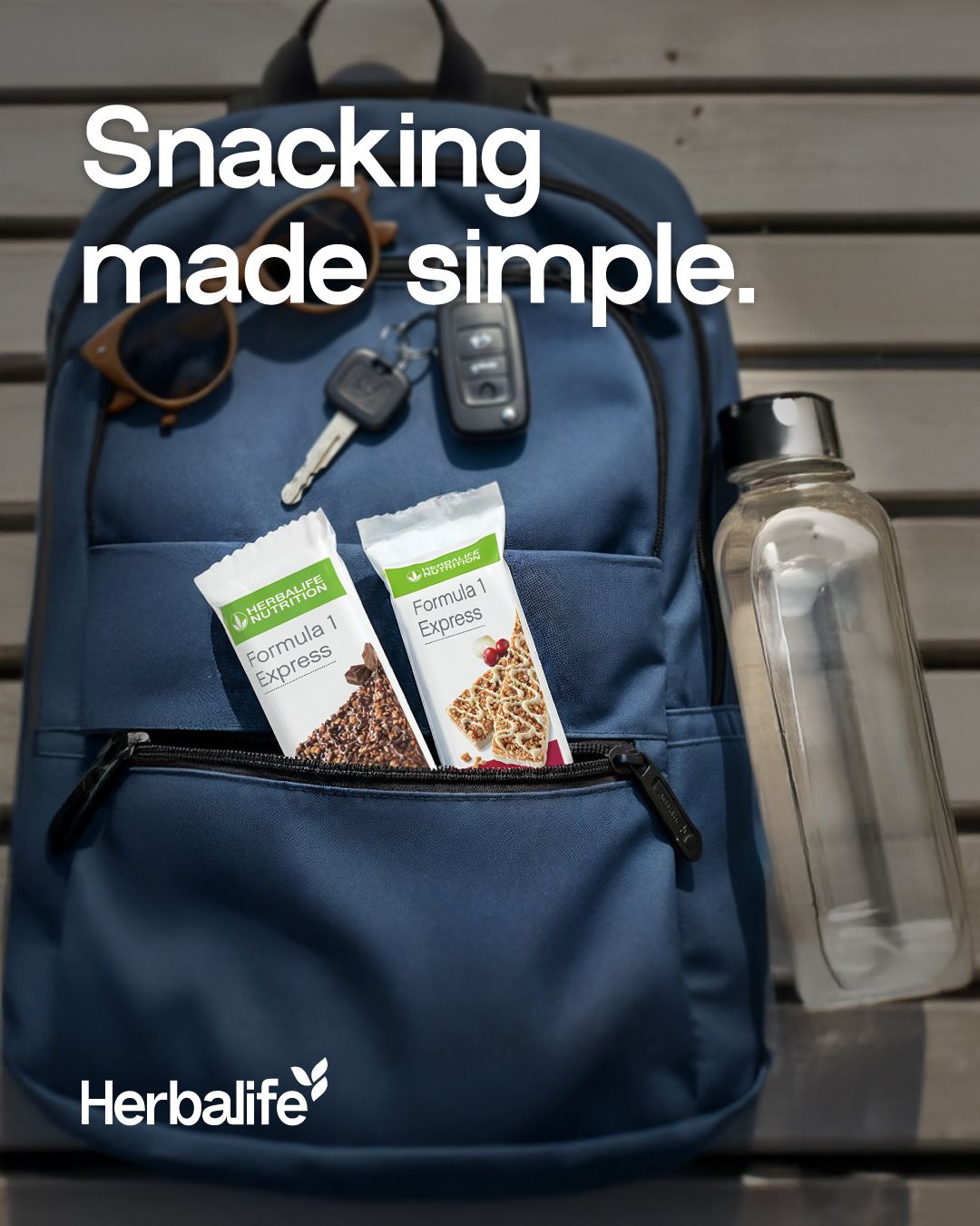 Poster med teksten Snacking made simple og bilde av blå sekk med solbriller, bilnøkkel og vannflaske samt to Herbalife express måltidsbarer. Herbalife-logo.