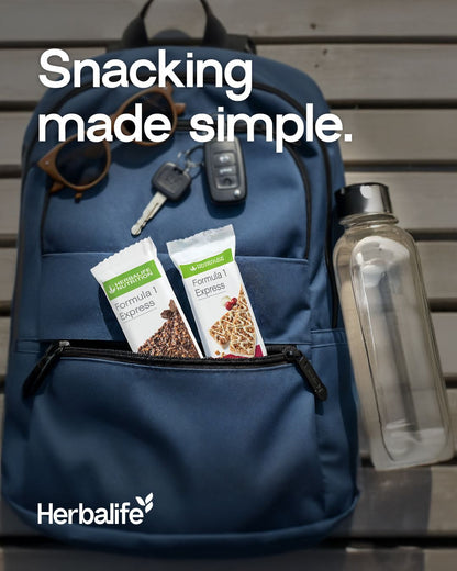 Poster med teksten Snacking made simple og bilde av blå sekk med solbriller, bilnøkkel og vannflaske samt to Herbalife express måltidsbarer. Herbalife-logo.