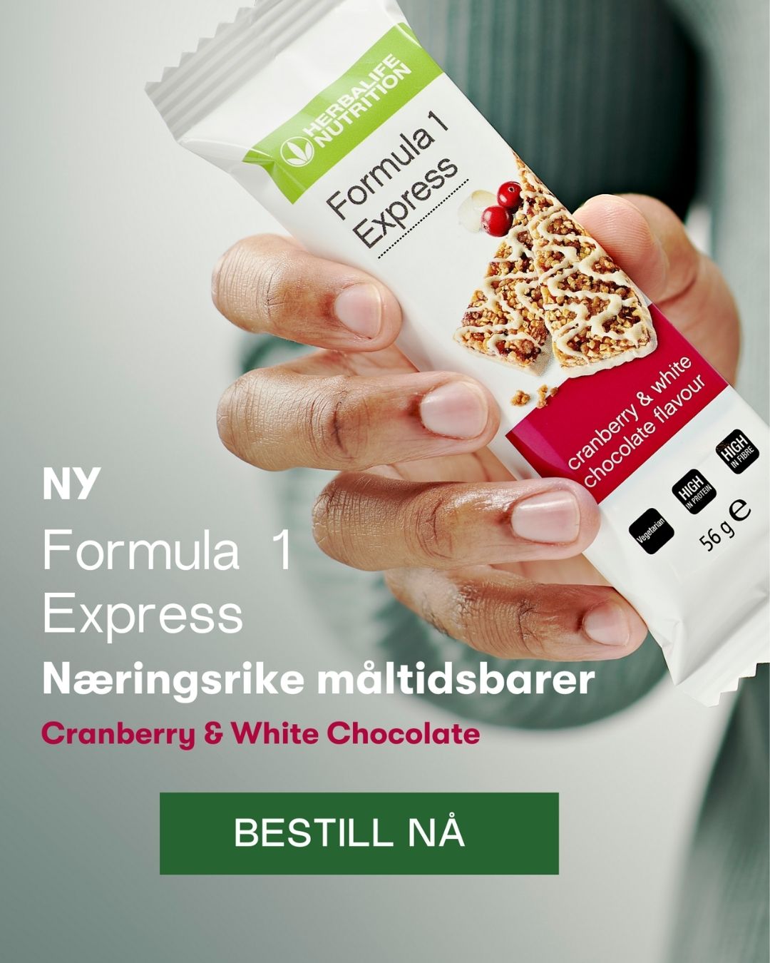 En hånd holder frem en Herbalife Expressbar Tranebær og hvit sjokolade. Bildet har teksten “NY Formula 1 Express Næringsrike måltidsbarer Cranberry & White Chocolate. Bestill nå”