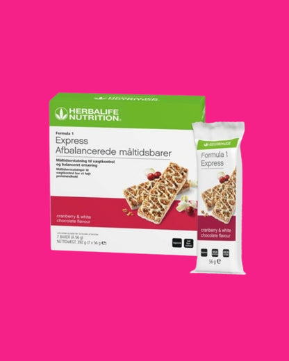 En pakke Herbalife Formula 1 Expressbar Tranebær og hvit sjokolade og en måltidsbar på rosa bakgrunn.