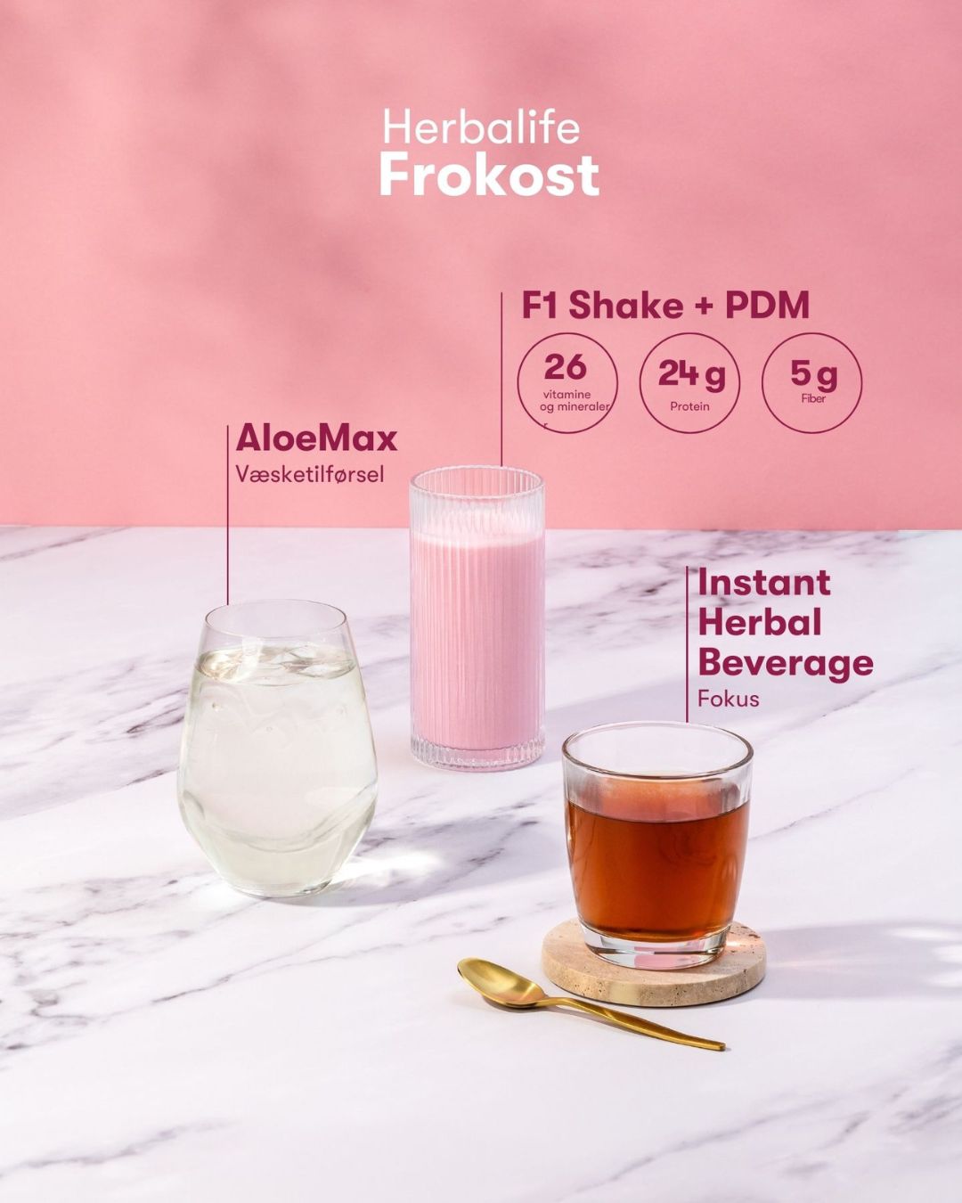 En rosa Herbalife-smoothie i et glass står på et marmorbord sammen med et glass aloe vera-juice og en kopp te. Rosa vegg bak. Tekst: Herbalife frokost. AloeMax - væsketilførsel. F1 shake + PDM - 26 vitaminer og mineraler, 24 gr protein, 5 gr fiber. Instant Herbal Beverage - fokus.