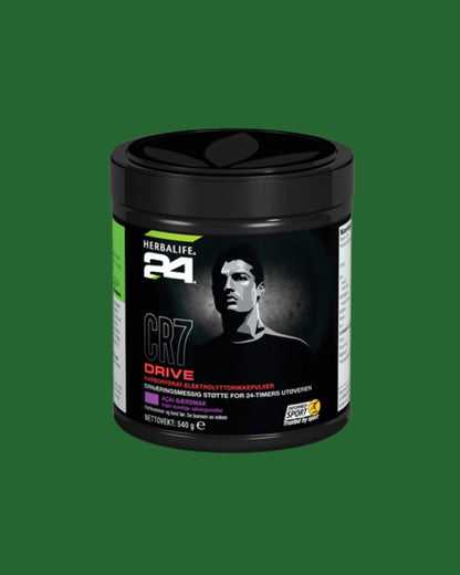 En boks Herbalife H24 CR7 sportsdrikk med relieff av Cristiano Ronaldo på grønn bakgrunn.