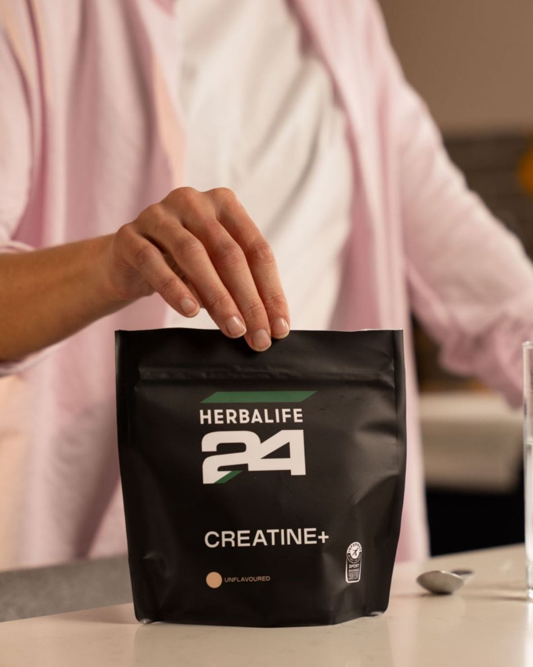 En person viser frem en pose Herbalife H24 Creatine+ kreatin monohydrat