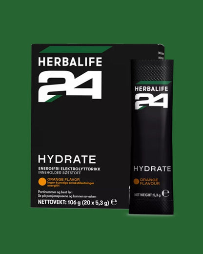 En eske Herbalife H24 Hydrate elektrolyttdrikk og en porsjonspose, på grønn bakgrunn.