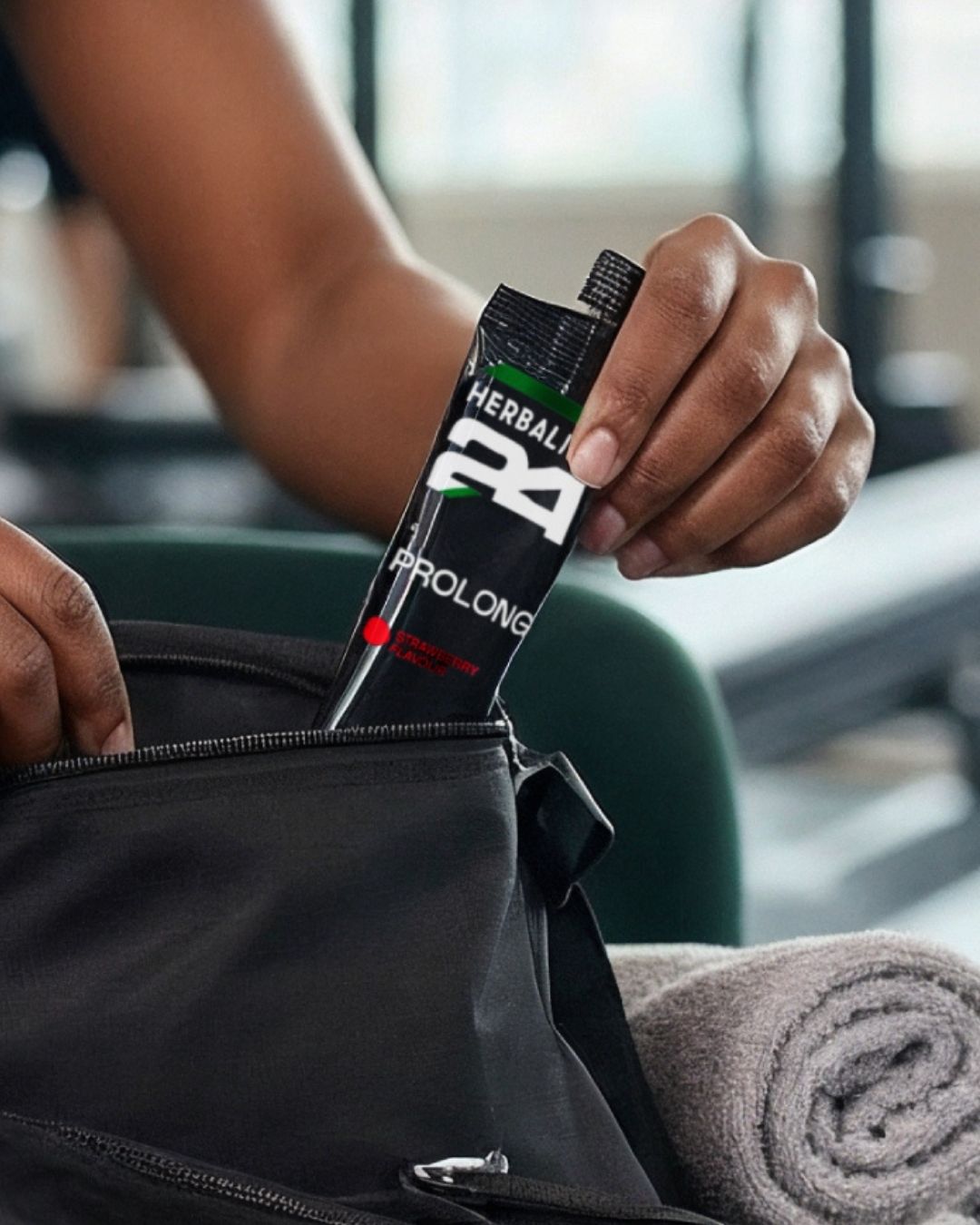 En person tar en pose Herbalife H24 Prolong Energy Gel ut av en sekk. 