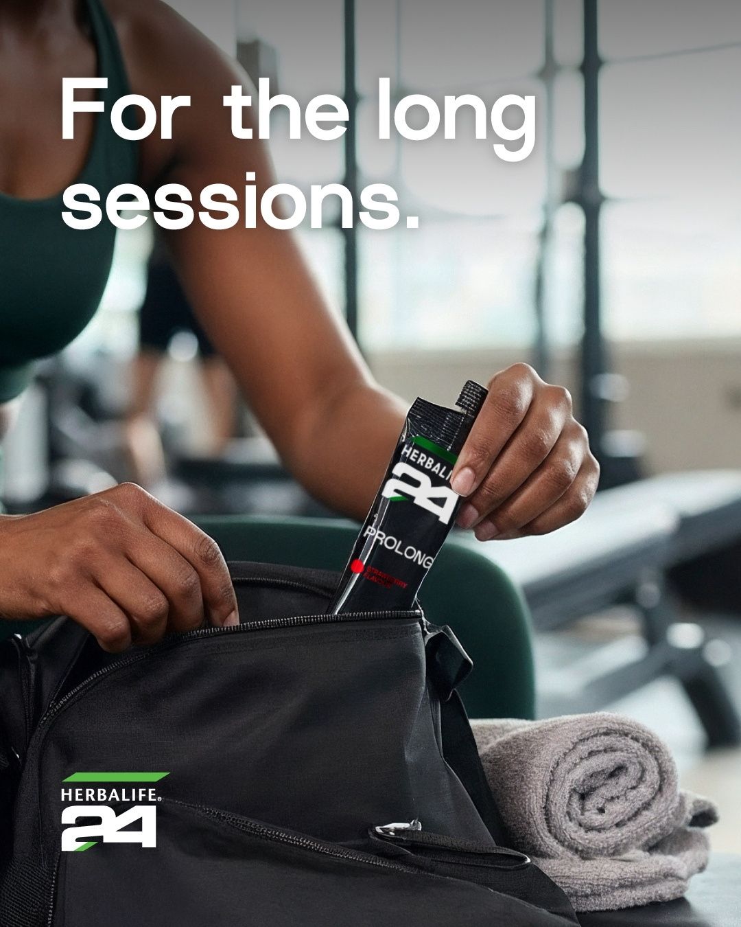 En person tar en pose Herbalife H24 Prolong Energy Gel ut av en sekk. Tekst: For the long sessions.