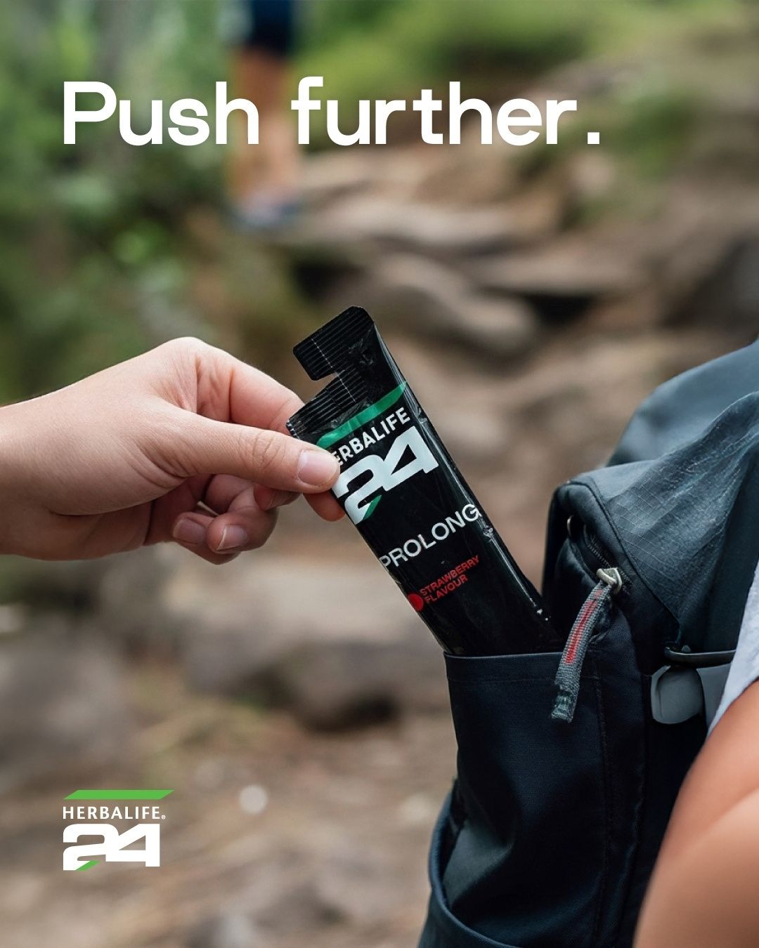En person tar en pose Herbalife H24 Prolong Energy Gel ut av en sekk. Tekst: Push further.