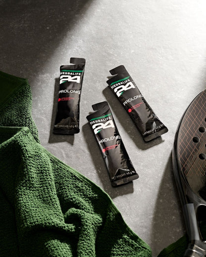 Tre porsjonsposer Herbalife H24 Prolong Energy Gel, et håndkle og en racket.