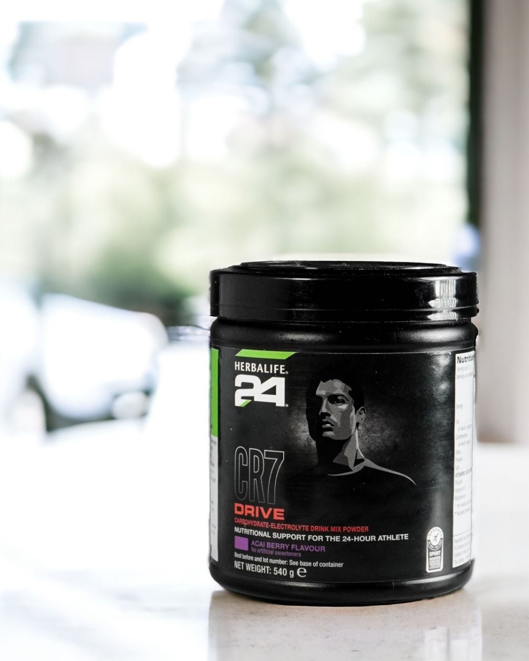 En boks Herbalife H24 CR7 drive på en kjøkkenbenk. 