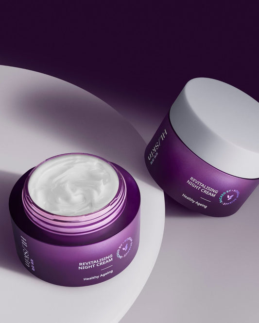 To krukker Herbalife HL/Skin koreansk hudpleie Revitalising Night Cream på et bord, den ene uten lokk. 