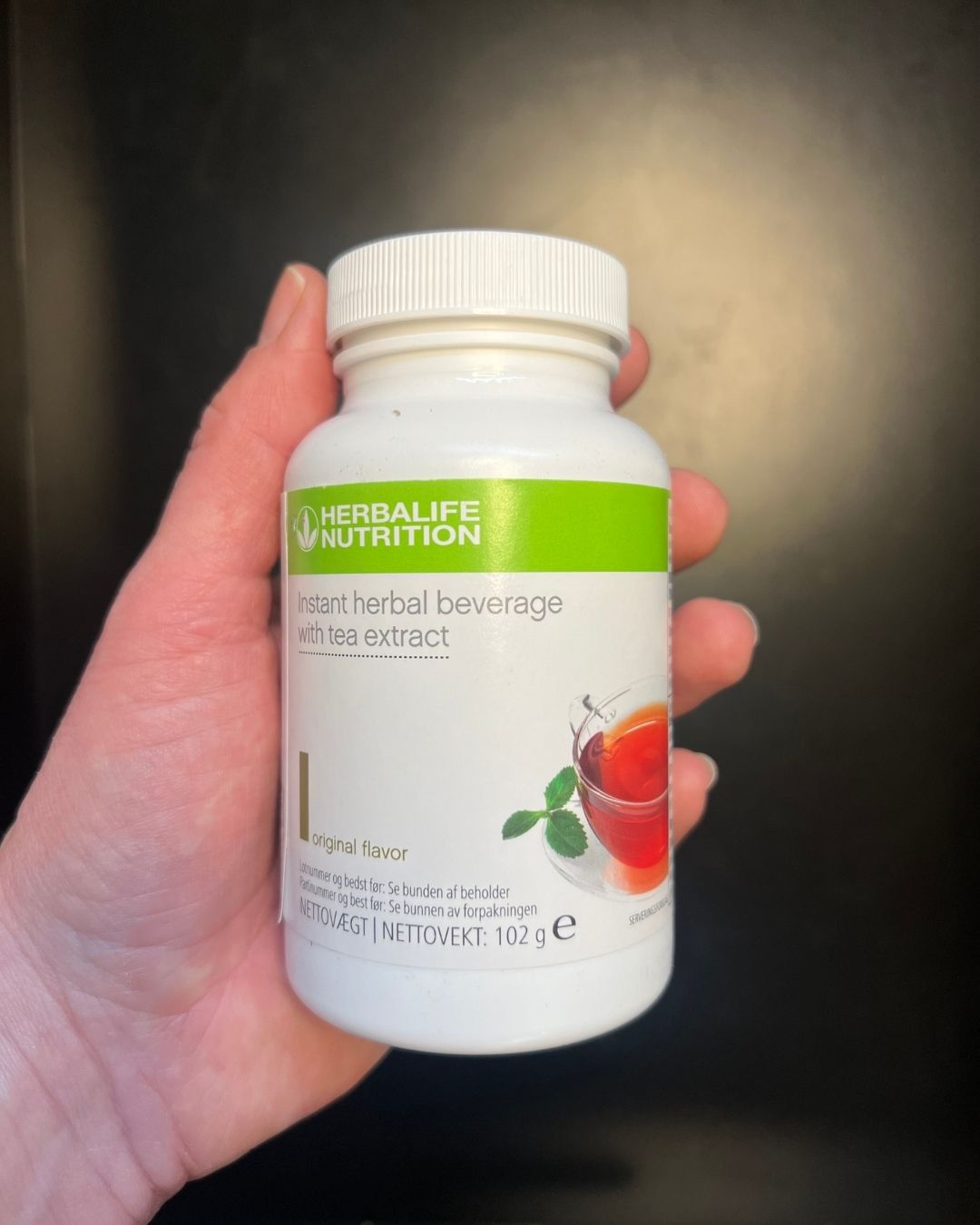 En boks Herbalife instant urtete original-smak, stor boks i hånda.