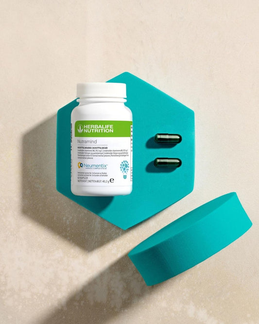 En boks Herbalife Nutramind kosttilskudd og to løse kapsler.