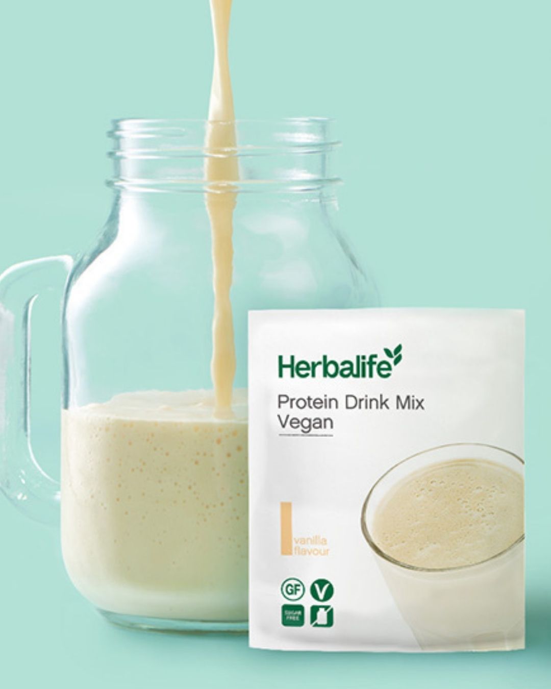 Herbalife Protein Drink Mix PDM Vegan vanilje porsjonspose med ferdig proteindrikk som helles i ei mugge.