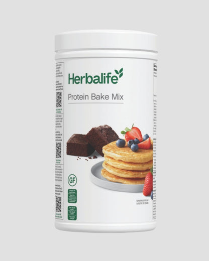 En boks Herbalife Protein Bake Mix - proteinrik bakemiks til sunne pannekaker og bakverk. Grå bakgrunn.