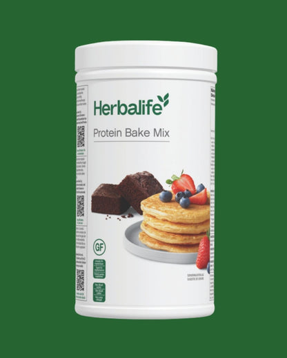En boks Herbalife Protein Bake Mix - proteinrik bakemiks til sunne pannekaker og bakverk. Grønn bakgrunn.
