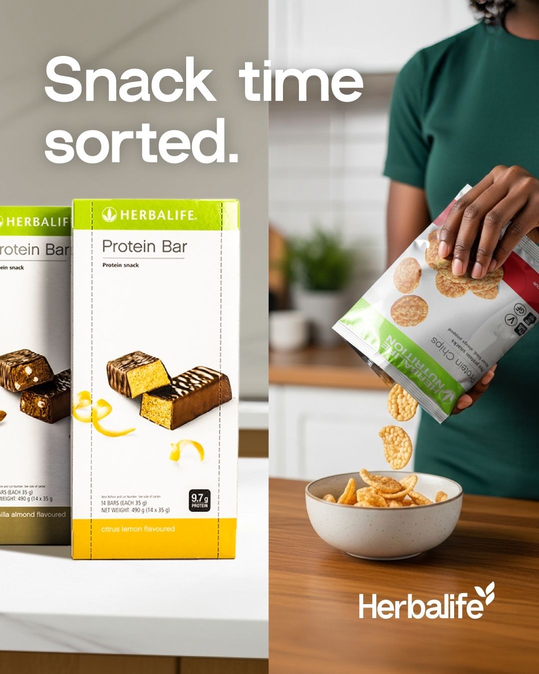 Poster med teksten Snack time sortet. Todelt bilde. På den ene siden to esker proteinbarer fra Herbalife som står på et bord, på den andre siden en kvinne som heller en pose proteinchips med barbeque-smak i en skål. 