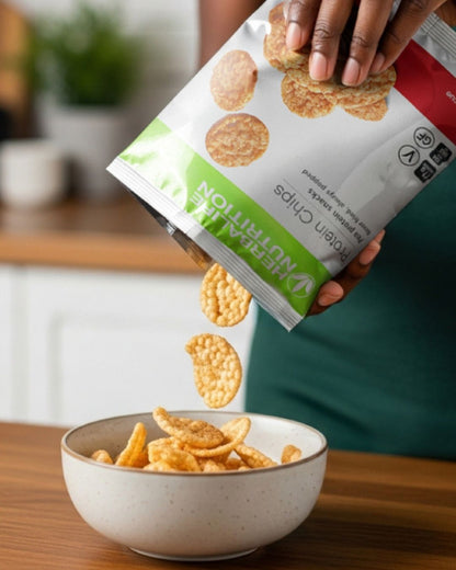 Herbalife proteinchips barbeque-smak helles i ei skål. 