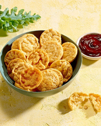 En skål Herbalife Protein Chips proteinrik snacks med barbecue-smak og en skål med barbeque-saus.