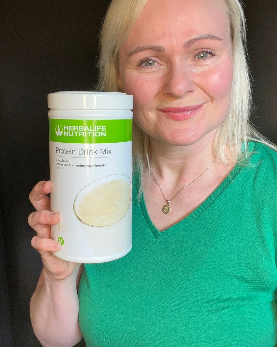 En boks Herbalife proteindrinkmiks og Helga.